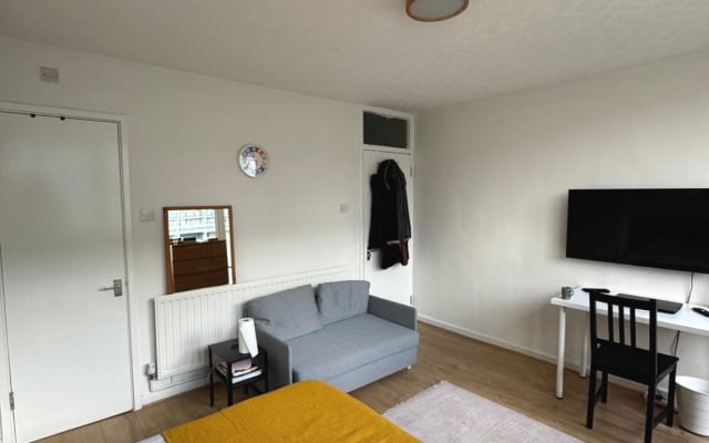 Gay-Friendly London Home, Calm Area Near Zone 1