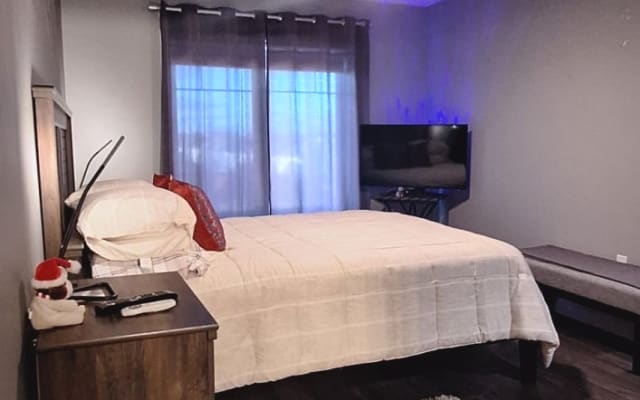 World traveler hosting ensuite room, gym, parking & terrace.
