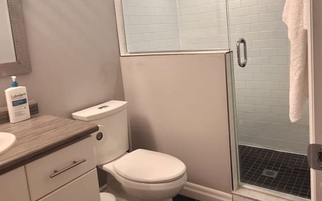 World traveler hosting ensuite room, gym, parking & terrace.