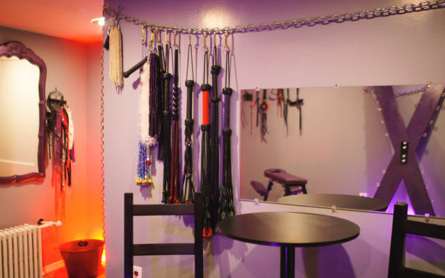 Orahs Inserat auf misterb&b - Auf der rechten Seite öffnet sich der Haupt-PlayRoom zu einem loungeartigen Raum mit Dungeon-inspiriertem Dekor, einstellbarer Beleuchtung und flexiblen Bodenaufbauten, die für Fotos, Rollenspiele, private Sitzungen und die Erstellung von Inhalten konzipiert sind.