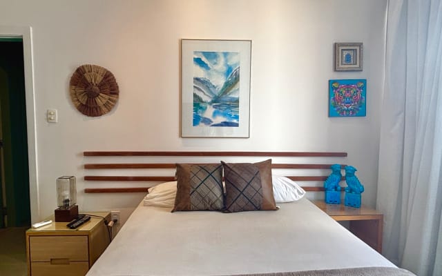 Interior Designer's Ap in front of Pink Flamingo - Picture 22