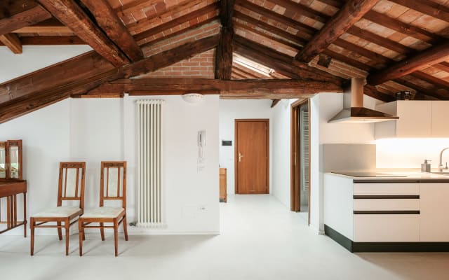Studio mansardé. Rénové en 2025, avec une touche vintage.