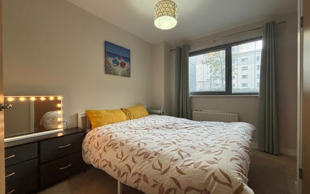 Amplia habitación king size con baño privado.