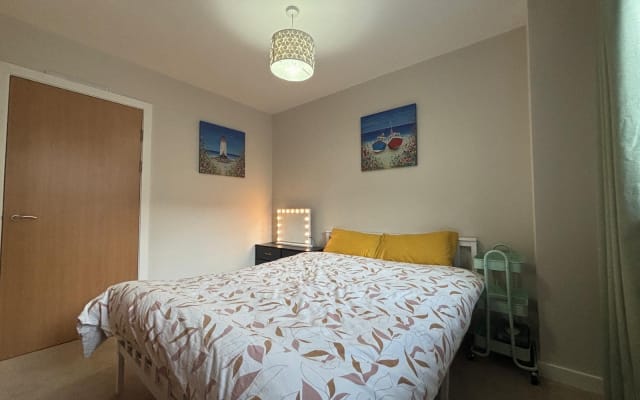 Spacieuse chambre king size avec salle de bain privée.