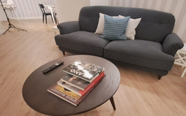 Anúncio de Pietro em misterb&b - Living - Mesa de centro e pormenor do sofá
