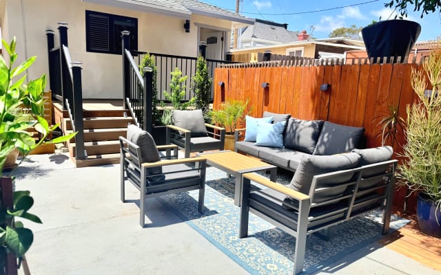 Fabrice and Rogers Inserat auf misterb&b - Private vordere Terrasse mit einem geräumigen Sitzbereich und Sofa, plus ein Deck für zusätzlichen Platz im Freien. Genießen Sie die volle Sonne, üppige Pflanzen und eine entspannende Umgebung zum Entspannen und genießen Sie das sonnige Wetter in San Diego.