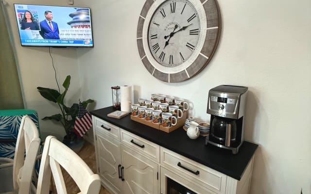 Annonce de Bruce sur misterb&b - Café gratuit le matin.