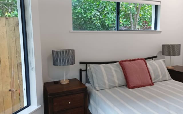 Geräumiges Queensize-Zimmer in den Tropen mit Gartenblick