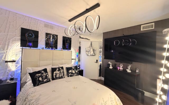 Artistic Luxury Retreat w/ Skyline Views