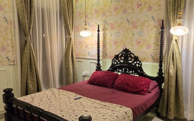 Dormitorio de estilo colonial en un rascacielos