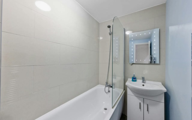 Modern 2-bedroom apartment with fully equipped kitchen and cozy space