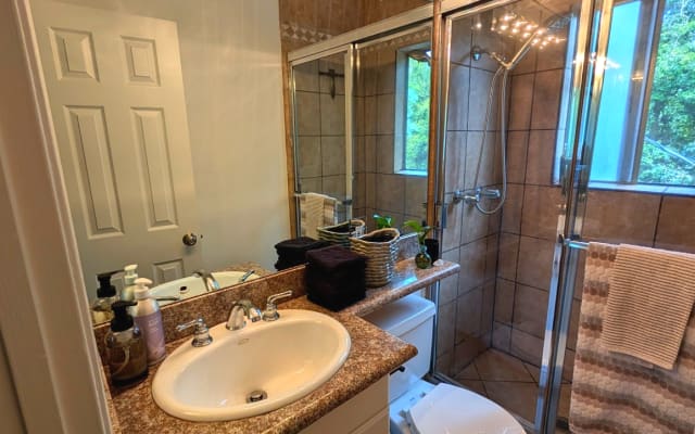 Sunny Private Room + Bath-Walk to WeHo's Best