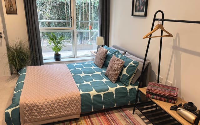 Modern and comfy en-suite room in a stylish apartment in Upper Norwood