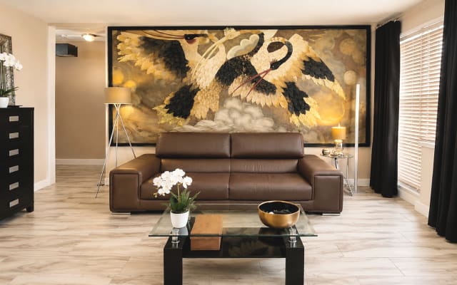 Appartement de style avec balcon enveloppant offrant confort et charme