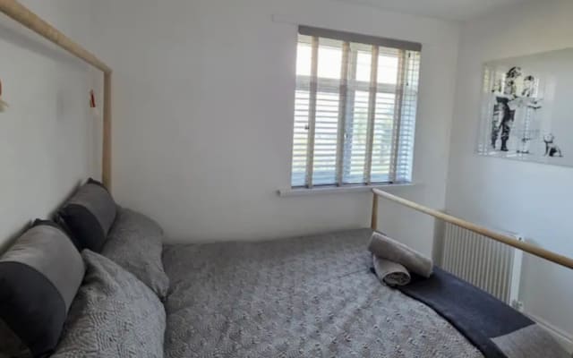 Quarto duplo privado acolhedor numa casa calma e elegante