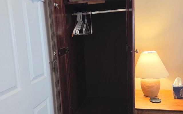 Spacious Private Room in Great Neighborhood Close to Everything!