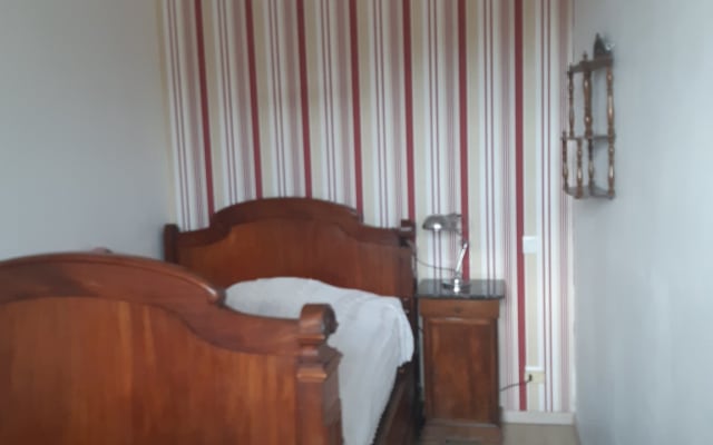 quarto em casa tranquila