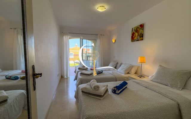 Apartamento numa aldeia tranquila, perto de centros turísticos