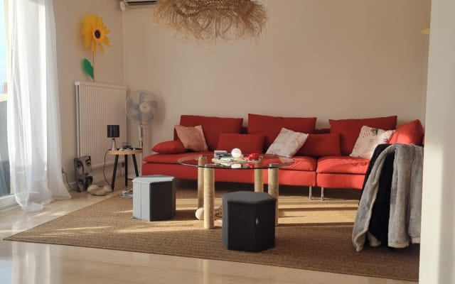 L'annuncio di Denis-Jo su misterb&b - Salone in comune con TV a grande schermo e accesso al balcone