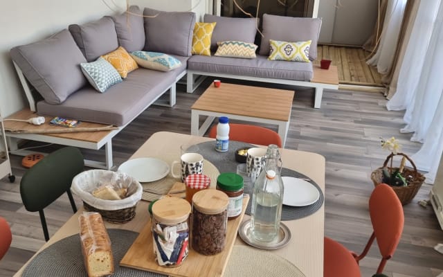 L'annuncio di Denis-Jo su misterb&b - sala da pranzo in veranda + soggiorno