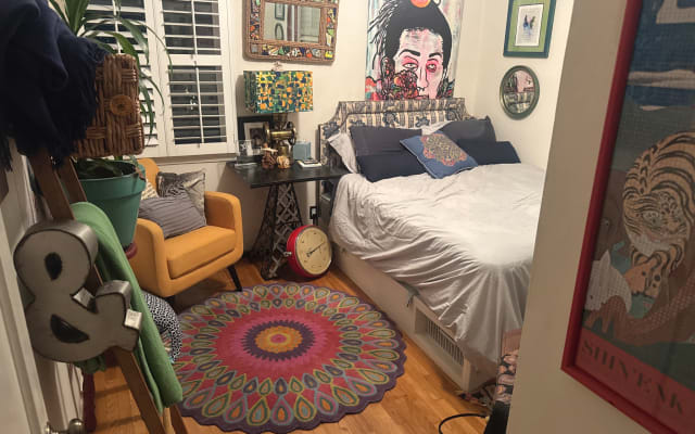 A garden oasis, private room, fountains, and can walk to the beach