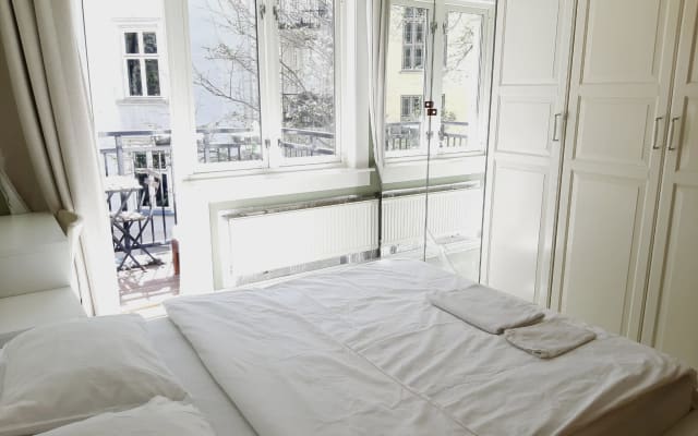 Room with a balcony behind the Royal Palace Oslo - Picture 6