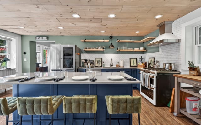 Pondview Cabin: Private escape, Hot tub, hiking, relaxing.