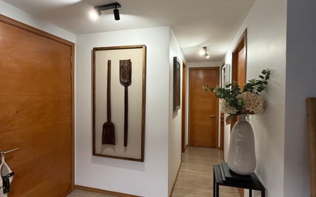 Chambre moderne et élégante avec salle de bain privée - Photo 5