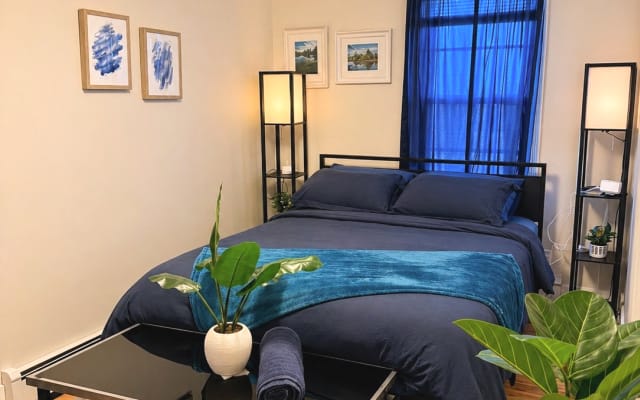 Renovierte, vom Pfau inspirierte, moderne Eigentumswohnung