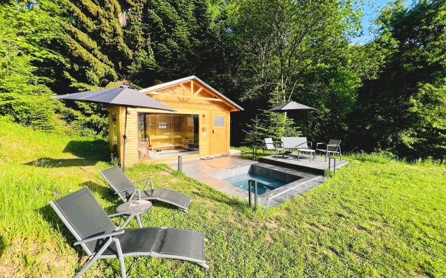 Cozy getaway with private wellness spa in raw nature