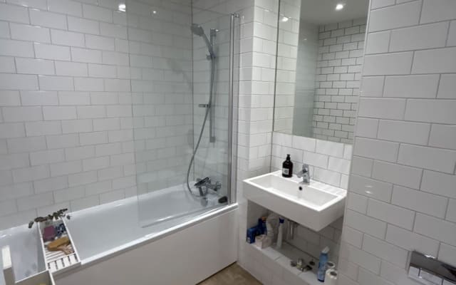 Queer friendly apartment in Walthamstow (E17) w/large room & ensuite.