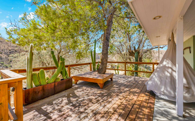 Private room in cabin on desert ridge
