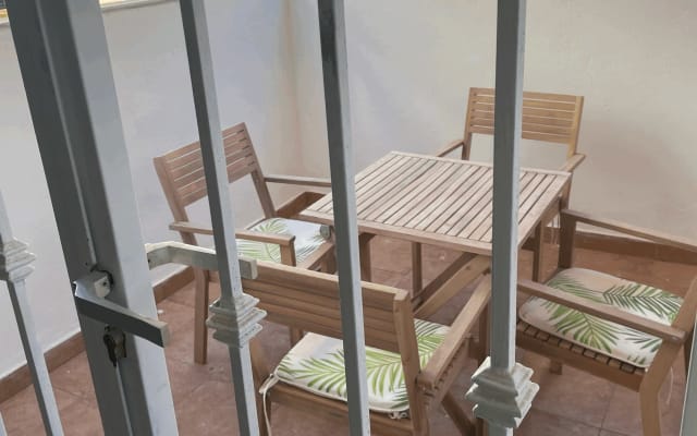 Anuncio de Louis en misterb&b - Amplia terraza exterior para cenar, tomar el sol o relajarse con una botella de vino o su cóctel favorito.