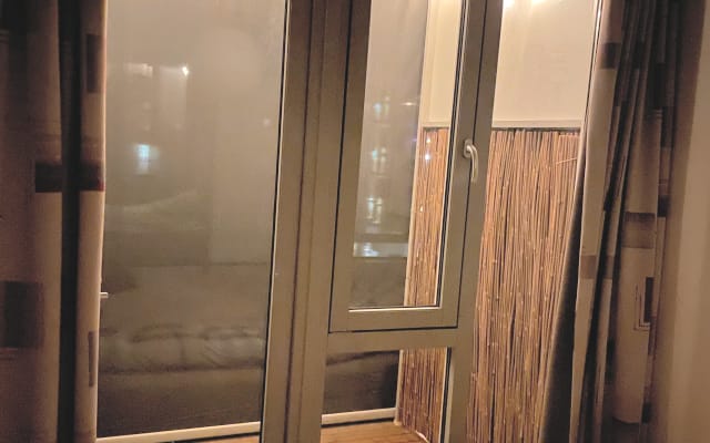 Quarto num apartamento extraordinário + varanda e terraço