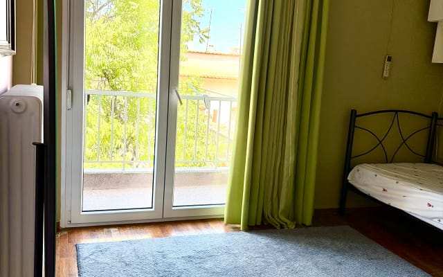 Apartamento muito grande com uma varanda enorme à saída da estação de...