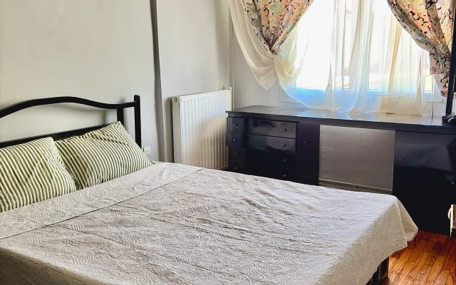 Quarto num enorme apartamento de 120 metros quadrados com uma enorme...