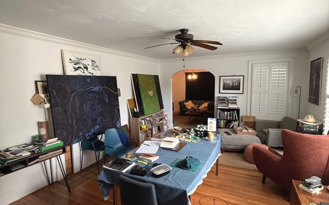 Uma casa de estilo artístico à moda antiga, sem grandes luxos e um...