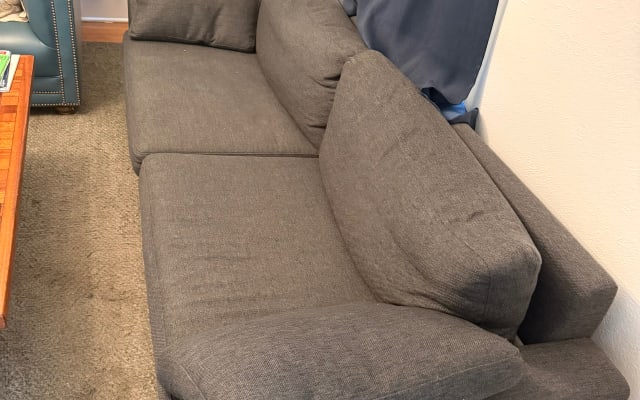 Uma casa de estilo artístico à moda antiga, sem grandes luxos e um...