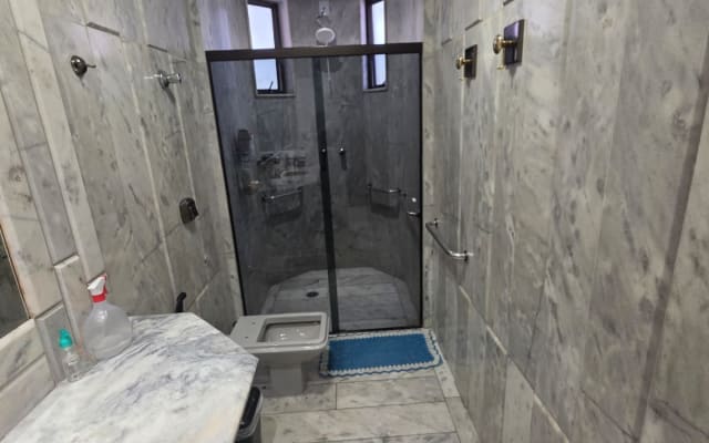 Appartamento con due suite indipendenti e spazi comuni.