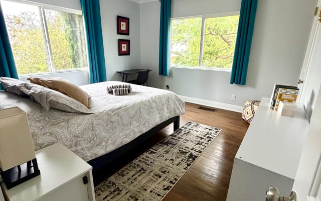 Hermosa habitación con vista al jardin y terraza. Céntrica ubicación.