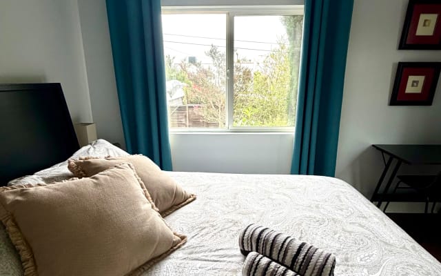 Hermosa habitación con vista al jardin y terraza. Céntrica ubicación.