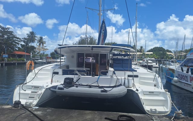 catamarán fondeadero compartido bahía de anse mitan les trois ilets