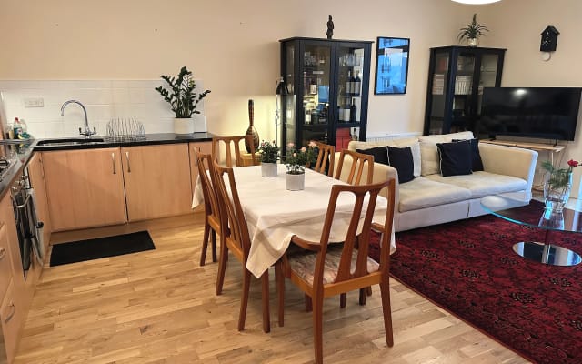 Spacious Double En-Suite Room with Balcony in Central Edinburgh