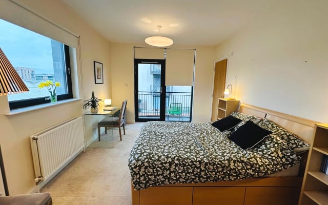 Spacious Double En-Suite Room with Balcony in Central Edinburgh