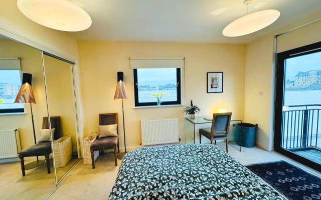 Spacious Double En-Suite Room with Balcony in Central Edinburgh