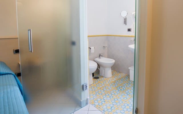 Boutique Hotel LGBTQ+ freundlich mit Blick auf das Meer von Salerno