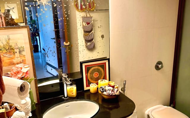 Privates Ensuite-Zimmer im Haus eines Queer-Künstlers in Pali Hill - Foto 6