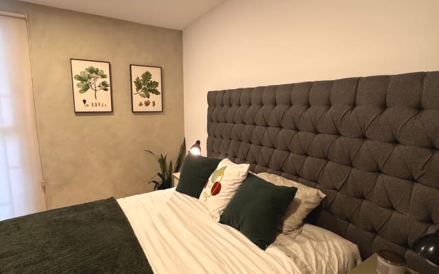 Schönes Privatzimmer in geräumiger Wohnung mit Terrasse.