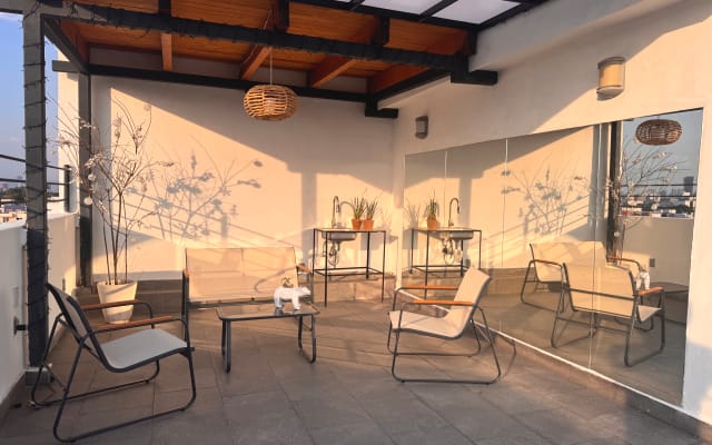 Schönes Privatzimmer in geräumiger Wohnung mit Terrasse.