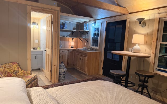 Creekside Hütte auf einer ruhigen 32 Hektar großen Farm. 10 Minuten in